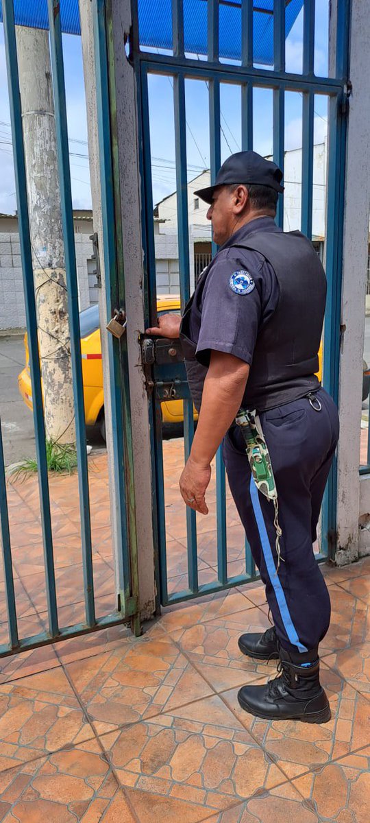 MartinaVeraP's tweet photo. Con la inseguridad escalando el temor crece, sobre todo, en quienes más expuestos están. Hablemos de los guardias privados. Superan en número y presencia a fuerzas del orden y a ellos desde el sábado se les endosa una responsabilidad que solo le debe pertenecer al estado. Abro 🧵 https://t.co/g1N8Um4HPU