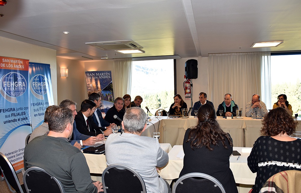 fehgra's tweet photo. Estamos en San Martín de los Andes en la Reunión de la Región Patagónica, que convoca hoy a alrededor de 50 dirigentes empresarios hoteleros y gastronómicos. https://t.co/H9qWUR04ED