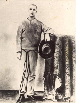 PrimariaFraga's tweet photo. El 4 de abril de 1870, Martí ingresó en la cárcel y pasó a ser el preso número 113 de la Primera Brigada de Blancos de la Real Cárcel, vistió un tosco traje de presidiario, y le remacharon a la cintura y al pie los grilletes.  #EducVillaClara. https://t.co/KLw85vM31s