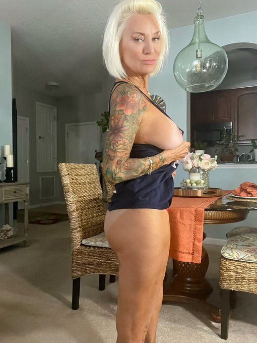 2 pic. Okay it’s baseball season. Are for Phillies or Yankees tonight? Or just fucking??? https://t.co/Hkv3E1FJwN