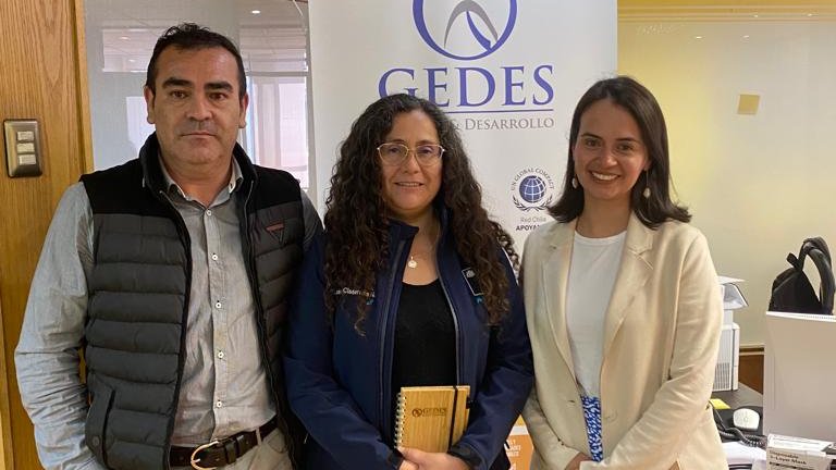 SEREMI <a href="/MinagriValpo/">Seremi de Agricultura Valparaíso</a> <a href="/Yolycisternas/">Yolanda Cisternas</a> se reúne con equipo #GEDES <a href="/corfovalparaiso/">Corfo Región de Valparaíso</a> con el objetivo de conocer sus líneas de acción y acordar futuras acciones conjuntas vinculadas al sector #silvoagropecuario
#Seguimos
#alianza
 #AFC
 #competitividad 
 #sustentabilidad
🤝💪🌱