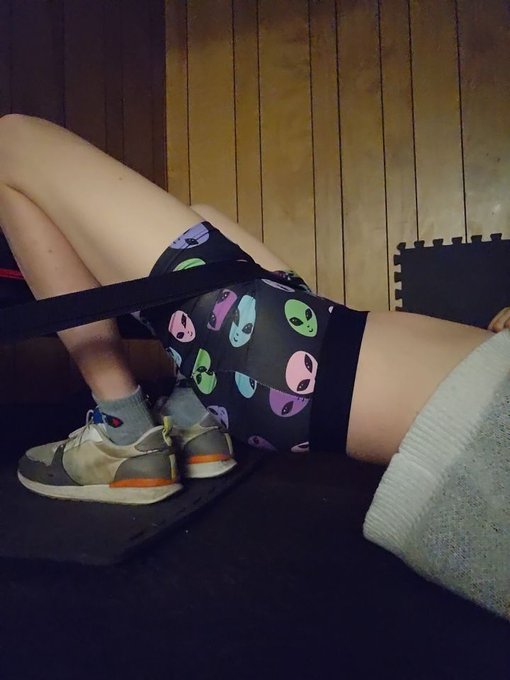 2 pic. Femboy workout session. Trying to do it every other day. https://t.co/rE5ZMeuCsC