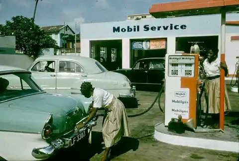One female attendant watches while the other pumps gas at a Mobil Service station. Lagos, 1961
Photo by H. Forman, UWM.
#naijabiography #nigeriahistorymatters