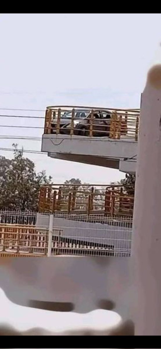 Trafico_ZMG's tweet photo. ¡Misión imposible!
#Nacional En Irapuato, Guanajuato, un automóvil se atoró luego de intentar circular por un puente peatonal, lo que llamó la atención de las personas que se encontraban por la zona 

#ReporteZMG https://t.co/vzuPUGuElU