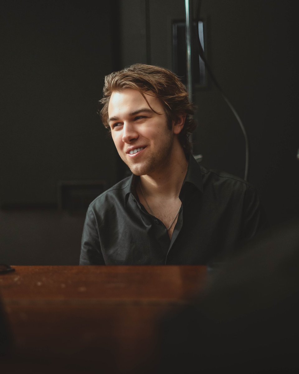 604StudiosVan's tweet photo. Having @MathewVMusic and band in is always a treat. In addition to having ridiculous pipes, Mathew is a very polite, proper and well behaved young man. Did you see him sing at the Canucks game!? @604Records
.
.
.
.
#singer #mathewv #hockeyanthem #recordingstudio #vocalist #pipes https://t.co/LeBWudLQHI