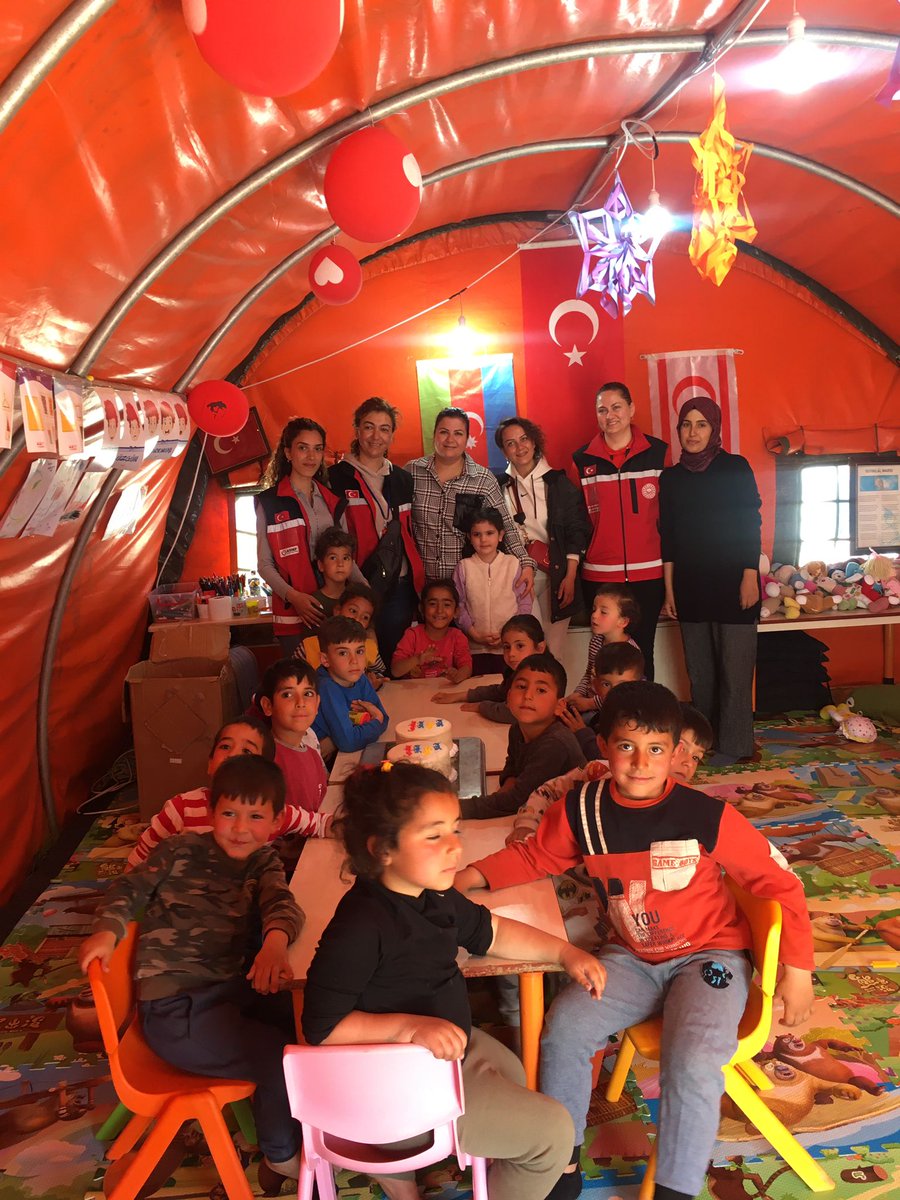 BalamanYmaz's tweet photo. Çadır kentte kalan çocuklarımızla birlikte pasta kesimi etkinliği yaptık.ÇOCUK GÜLSÜN, DÜNYA GÜLSUN. https://t.co/kvuraQJN1N