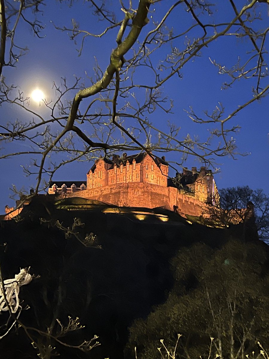 ACInvestorBlog's tweet photo. I took this photo just a few minutes ago - Edinburg castle at night 🏴 #edinburgcastle #sctoland https://t.co/zolbyA0H3C