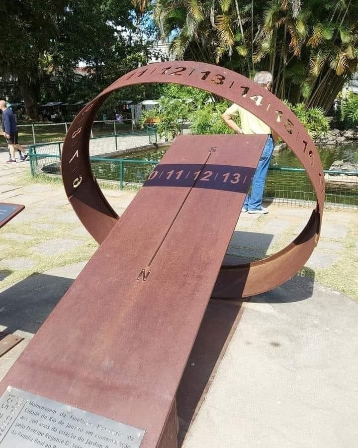 RincnCuriosoo's tweet image. Este curioso reloj de sol se encuentra ubicado en el jardín botánico de Río de Janeiro.