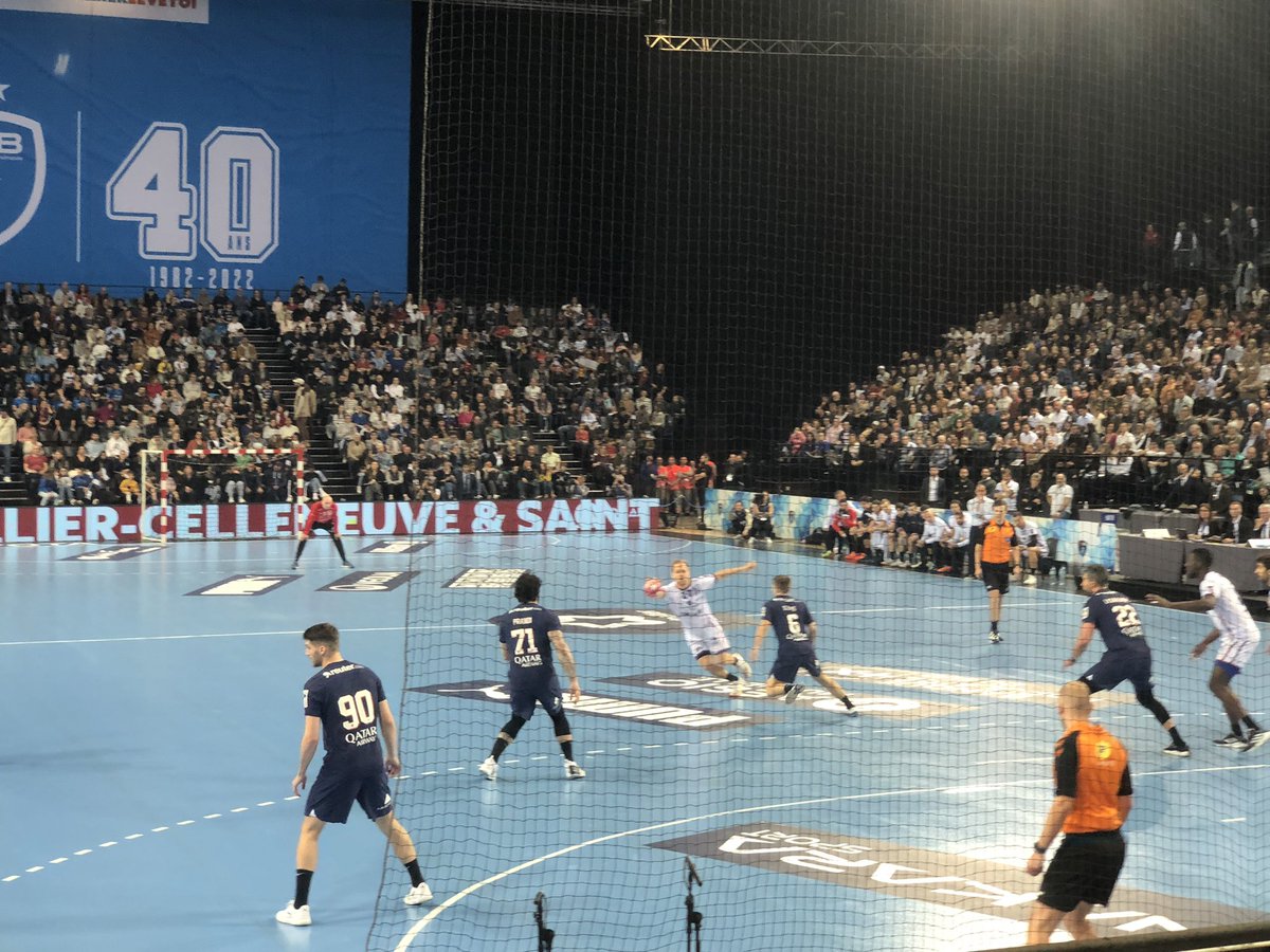 #Sports : Le <a href="/mhbofficiel/">Montpellier Handball</a> a humilié le <a href="/psghand/">PSG Handball</a> en 1/2 finale de coupe de #France de #handball devant 8000 #spectateurs conquis à la <a href="/SDFArena_Mtp/">Sud de France Arena</a>. Les héraultais ont dominé tout le match et s’imposent sur le score final de 33-20 ! #Montpellier