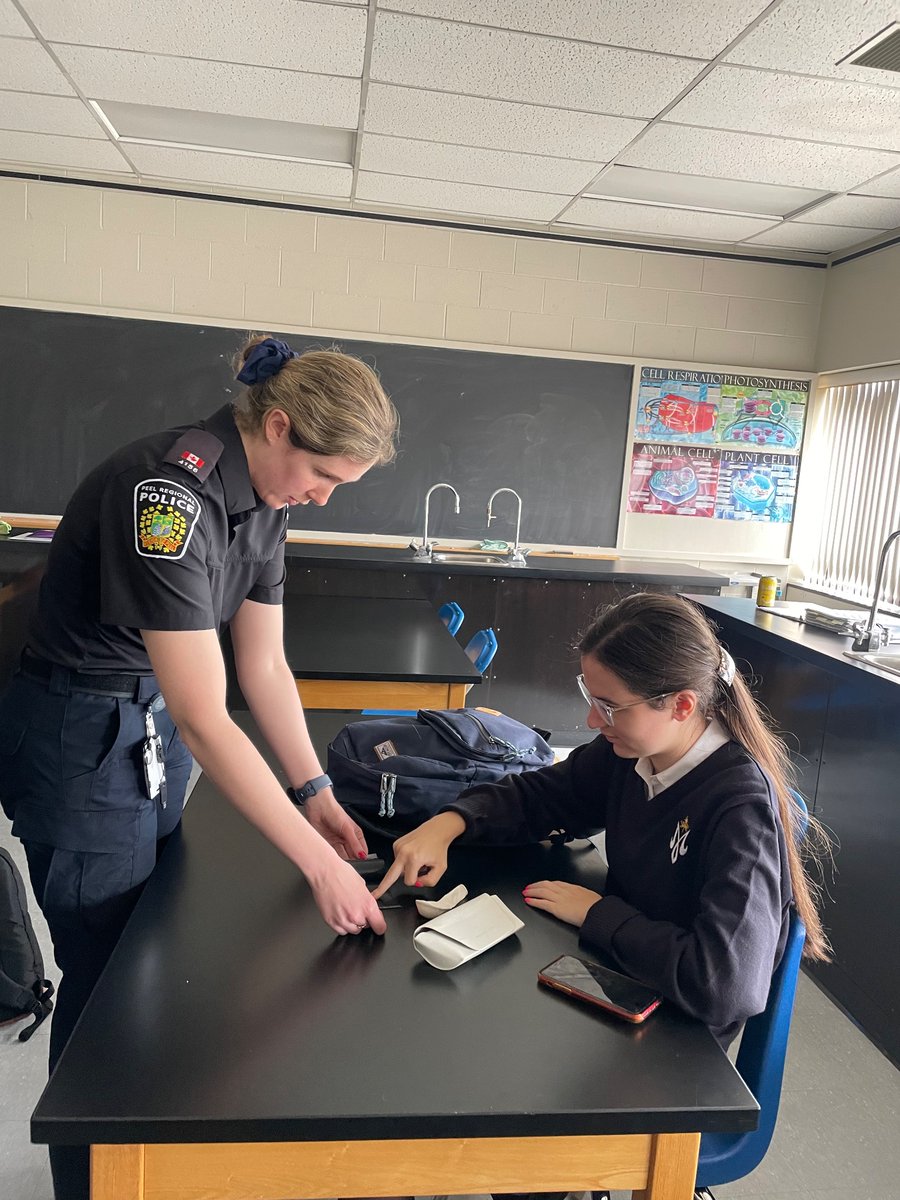 MsENicoletti's tweet photo. Forensics at HNMCS! A special thank you to the Peel Region Forensic constable Jamie and Forensic civilian Meriah who visited our school today to teach us about crime investigations! @HNMCS @MsENicoletti https://t.co/QTo3BIMRVQ