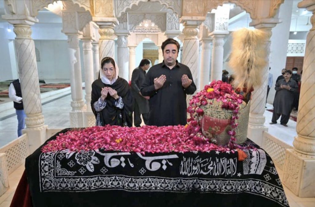 AqrabaFatima's tweet image. Seeing Chairman @BBhuttoZardari &amp;amp; bibi @AseefaBZ standing on their grandfather SZAB’s grave is a poignant reminder of the sacrifice &amp;amp; dedication of BHUTTO family to the people of Pakistan.

But its heartbreaking that justice has still not been served, even after all these yrs…