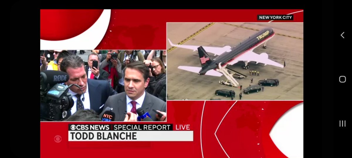 FrancisMpu's tweet photo. The former #fakepresident #trump boards the #Trumpshuttle to leave NYC. Happy trails mofo. #TrumpArraignment #TrumpArrest #TrumpForPrison2024 #TrumpIndictment #TrumpIndicted https://t.co/PNgMBkUyCi