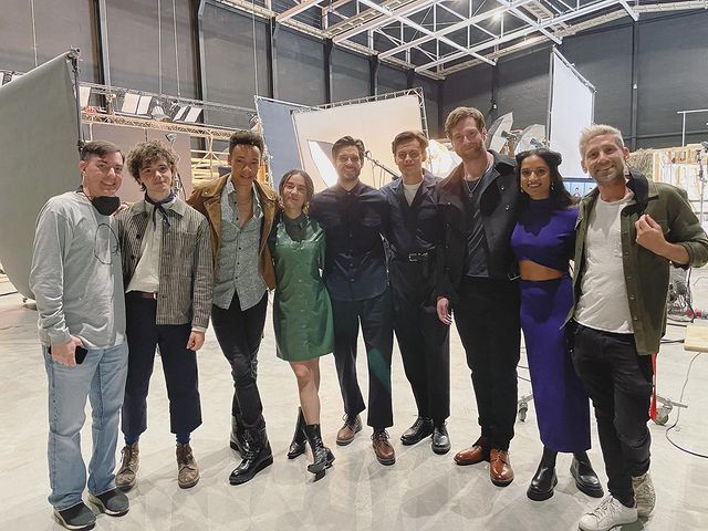 "estoy muy orgulloso de este reparto: han puesto todo su corazón y alma en la segunda temporada de <a href="/shadowandbone_/">Shadow And Bone</a> "

📸| josh barry via instagram