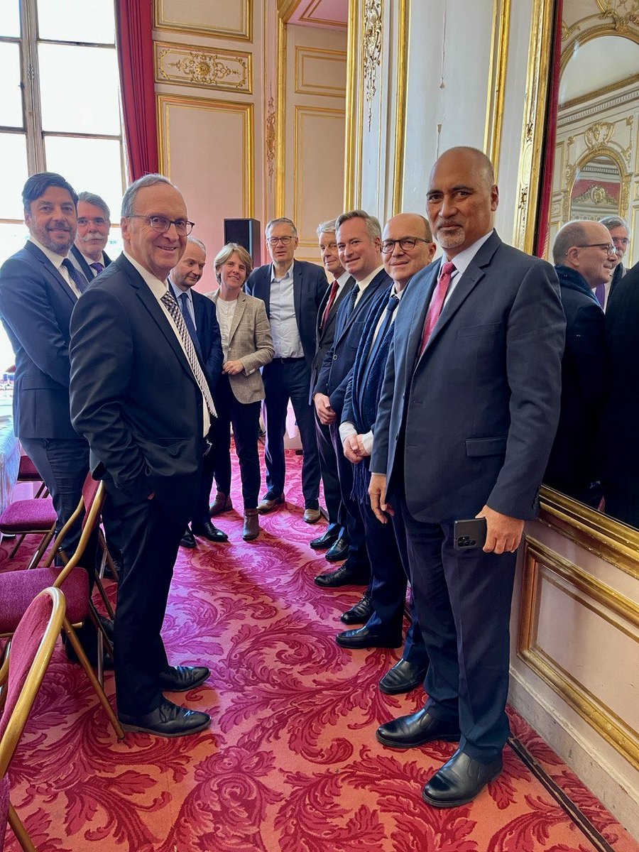 Déjeuner de travail au #Senat aujourd’hui avec le groupe RDPI rassemblé autour du ministre <a href="/GabrielAttal/">Gabriel Attal</a>  

👉 Au menu, échanges sur l’actualité politique et cap sur les prochaines semaines au #Parlement !