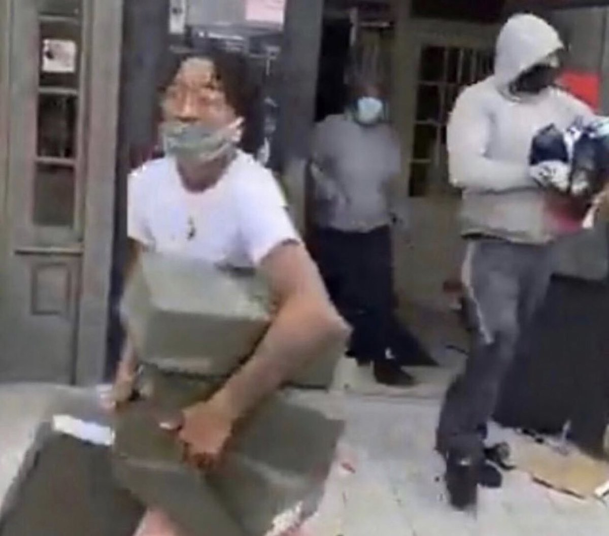 biigwes_'s tweet image. Y’all remember when Lil Tecca was hittin licks on stores during the 2020 protests 😭