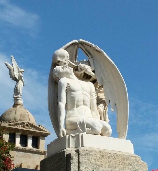 AcademiaAesthe1's tweet image. The Kiss of Death sculpture in the Poblenou cemetery in Barcelona.