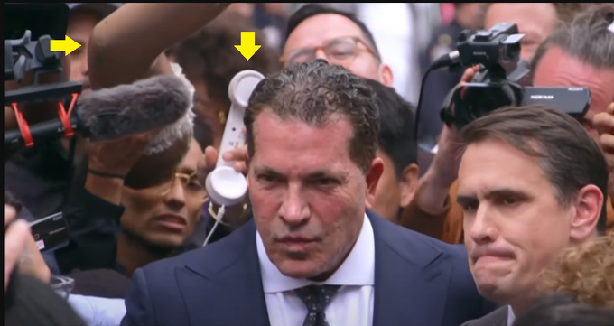 This NYC citizen with the mannequin leg and old rotary phone receiver is the funniest thing I've seen<a href="/tag/trumpisguilty"class="tags"><span>#trumpisguilty</span></a><a href="/tag/trumparraignment"class="tags"><span>#trumparraignment</span></a>