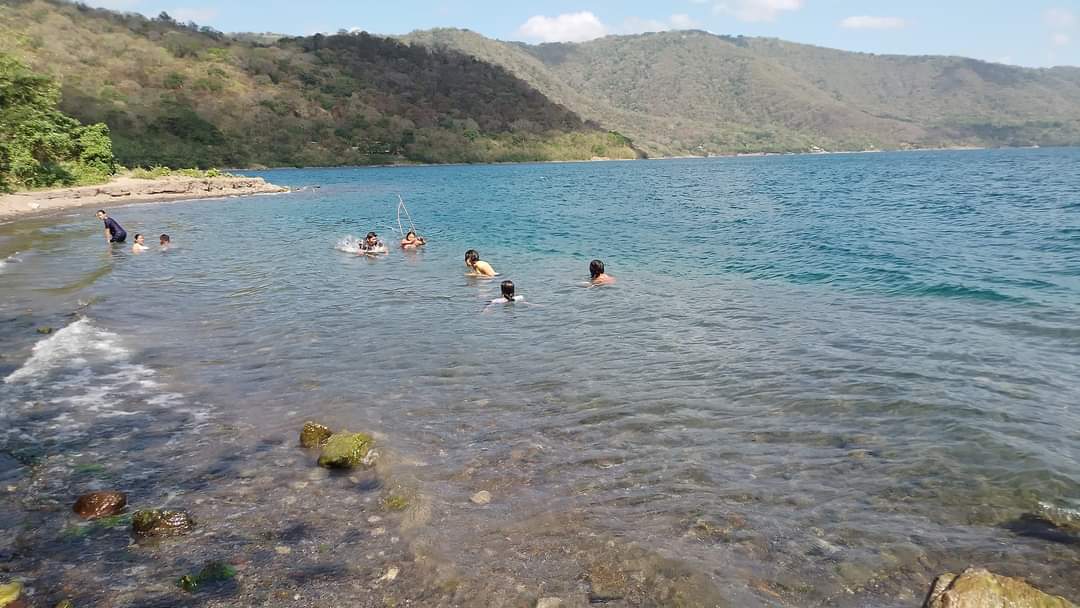 #Diriá || familias de Diriá  disfrutan desde ya, de las refrescantes aguas de la laguna de Apoyo

#AmorDeVerano 
#VeranoAmorAlegria