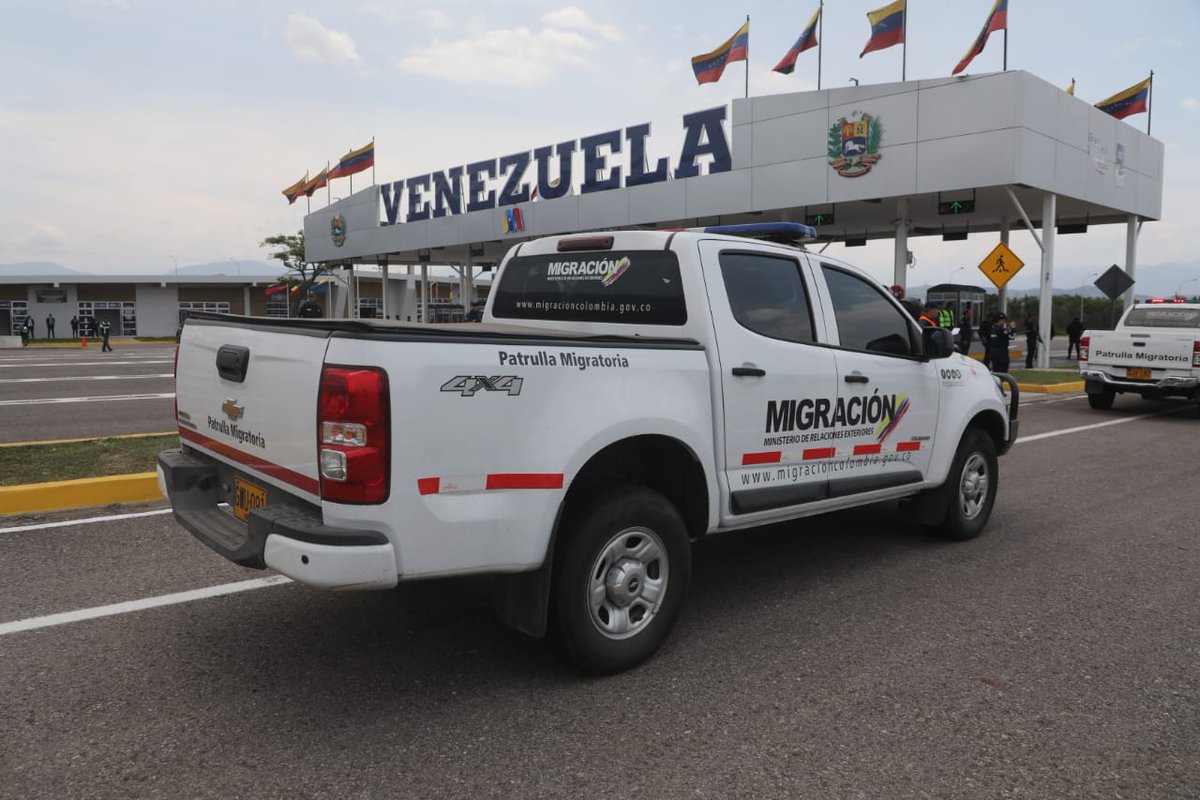 MijpVzla's tweet photo. #4ABR || Desde el Puente Internacional “Atanasio Girardot”, el vpdte. Sectorial AJ @CeballosIchaso1, realizó la expulsión de cinco peligrosos sujetos de nacionalidad colombiana, requeridos por el vecino país.

#SemanaMayorEnAmor https://t.co/VMNrfam8rZ