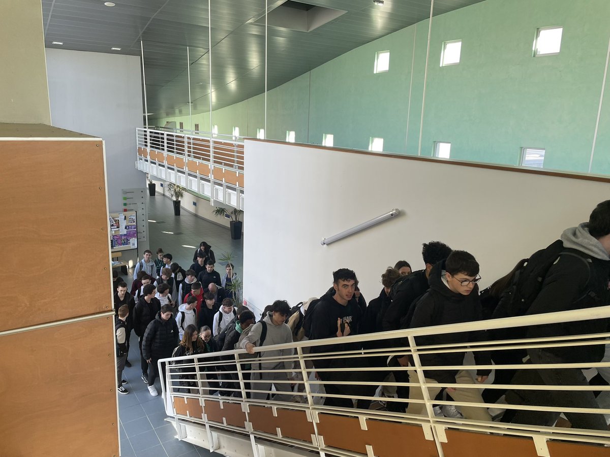 LesvenJules's tweet photo. Spécialité EPPCS du lycée Jules Lesven : Très bel accueil de l’ENS de Rennes. Les élèves étaient ravis de découvrir le travail des futurs chercheurs et agrégés dans le monde du sport!
Nos élèves ont été exemplaires lors de ce déplacement. Merci à tous ! https://t.co/drdeEtJBAf