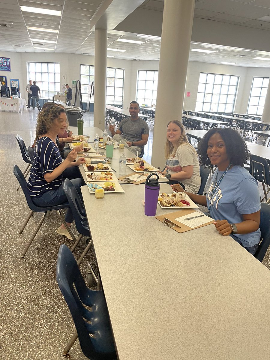 Landstownms's tweet photo. Judges enjoying the sweet treats today! https://t.co/qO54KIVU4r
