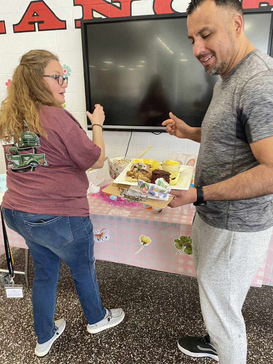 Landstownms's tweet photo. Judges enjoying the sweet treats today! https://t.co/qO54KIVU4r