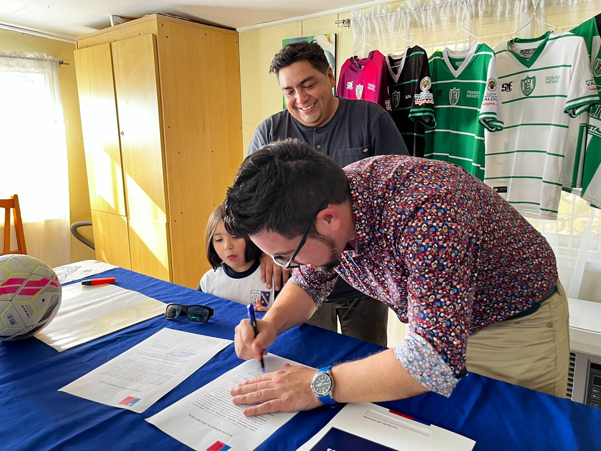 LosRiosBBNN's tweet photo. ¡HACIENDO HISTORIA!  

Hoy, el seremi de @LosRiosBBNN @JorgePachecoRo7 entregó la Concesión de Uso Gratuito al Club Deportivo Escuela Superior de #ValdiviaCl de un espacio fiscal de  215,49 M2 y que permitirá contar con un lugar que servirá para el desarrollo de socias y socios. https://t.co/g0pp0frm7r