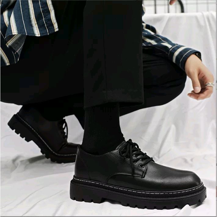 BangTan_2k3's tweet photo. Xem ngay BTS Giày oxford da nam cổ thấp dr martens tăng chiều cao phong cách Hàn Quốc new 2022 với giá ₫261.000 - ₫337.500. Mua ngay trên Shopee! https://t.co/V7SwGFWSMi https://t.co/DOZcs55JB7