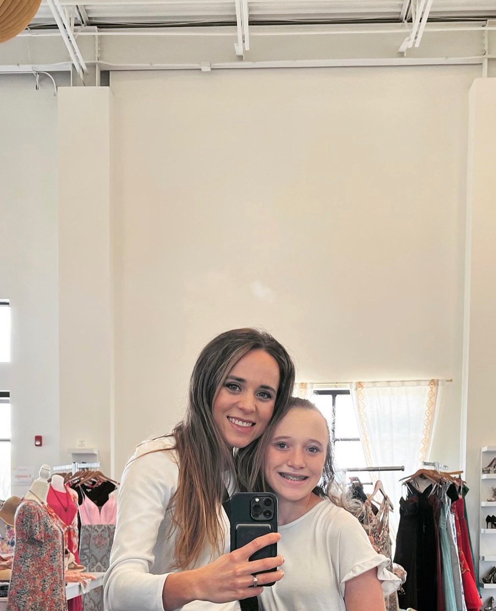 Duggar Sisters tweet media