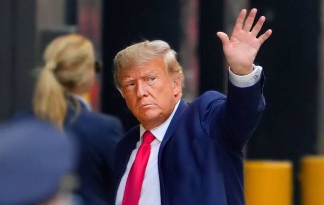 AlertaNews24's tweet photo. 🇺🇸 | DATO: Trump se ha convertido en el segundo presidente estadounidense en ser detenido por las autoridades. La última vez que sucedió fue hace 150 años cuando el presidente Ulysses S. Grant fue arrestado después de conducir un coche tirado por caballos a exceso de velocidad. https://t.co/WK5DfFoj9r