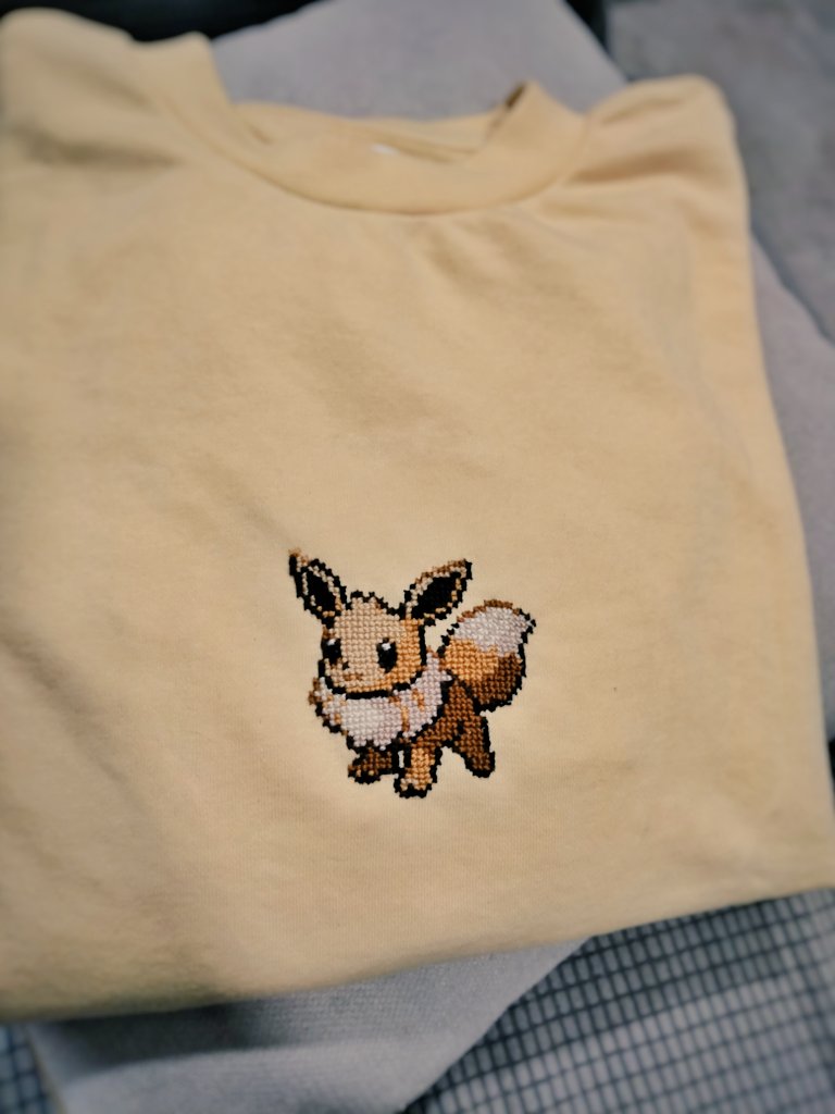 Eevee terminado.

Ha sido mi primer bordado en una prenda de ropa (espero que no sea el último) y ha sido todo un reto, pero la verdad es que no puedo estar más satisfecha con el resultado.

Si os gusta el RT se agradece muchísimo 💚