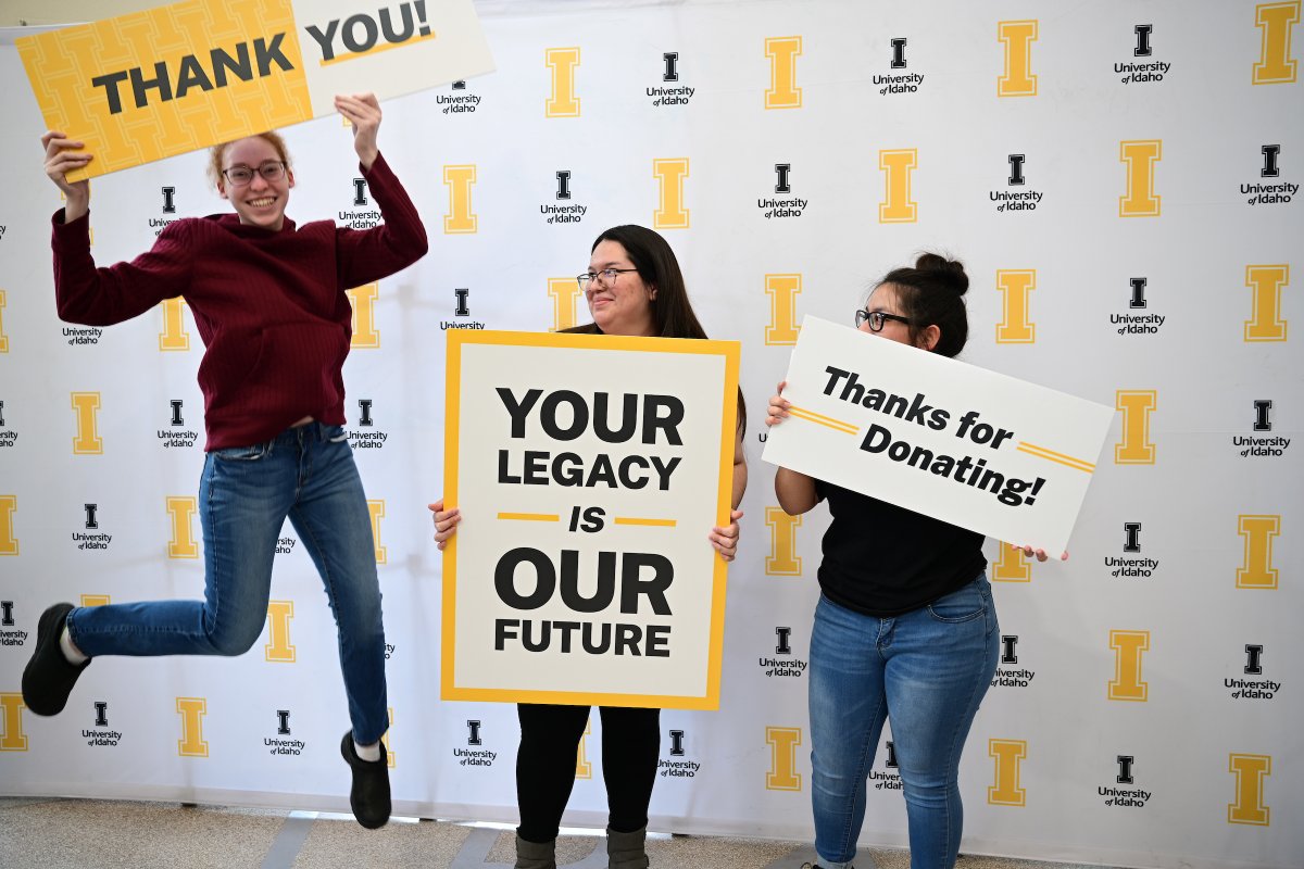 Students are creating thank-you messages for Vandal Giving Day donors during our Thank-A-Thon event 💛🖤 Even the smallest donations make a BIG difference for our Vandals! #UIdaho #vandalsgive ow.ly/4kyt50NAoz6