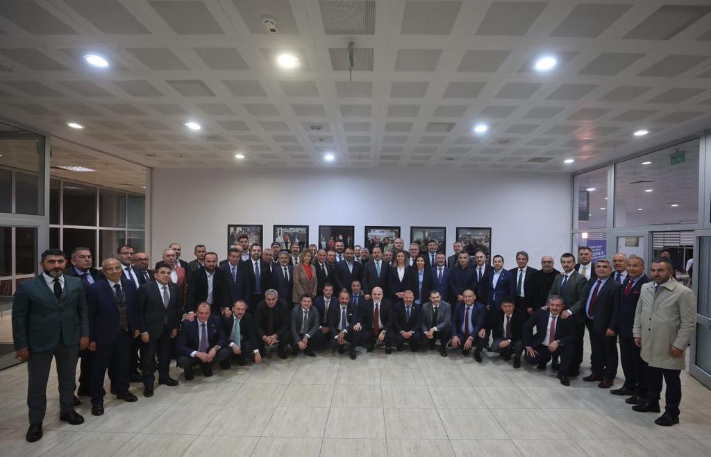 kasapoglu's tweet photo. Spor federasyonlarımızın başkanları ile deprem bölgesindeki faaliyetlerimizi değerlendirdik.

İlk günden bu yana bölgede etkinlikler düzenleyen federasyonlarımız, yeni projeleriyle her bir insanımıza dokunmaya devam edecek. https://t.co/yuzn3MRWNy