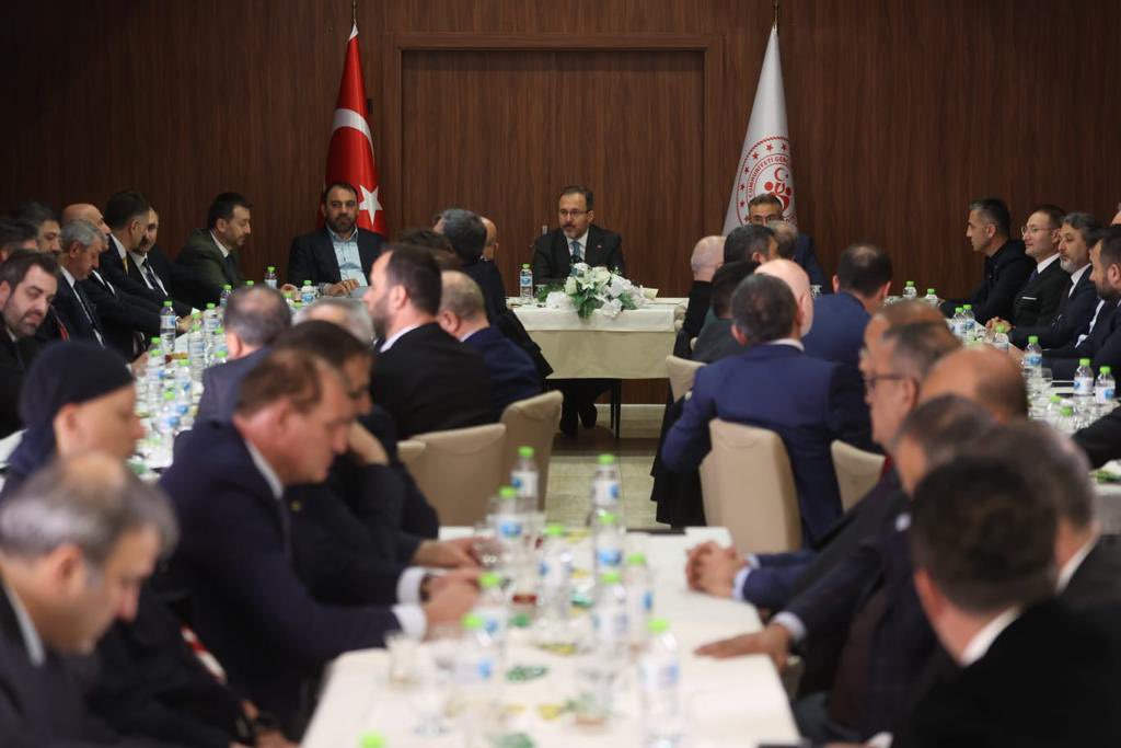kasapoglu's tweet photo. Spor federasyonlarımızın başkanları ile deprem bölgesindeki faaliyetlerimizi değerlendirdik.

İlk günden bu yana bölgede etkinlikler düzenleyen federasyonlarımız, yeni projeleriyle her bir insanımıza dokunmaya devam edecek. https://t.co/yuzn3MRWNy