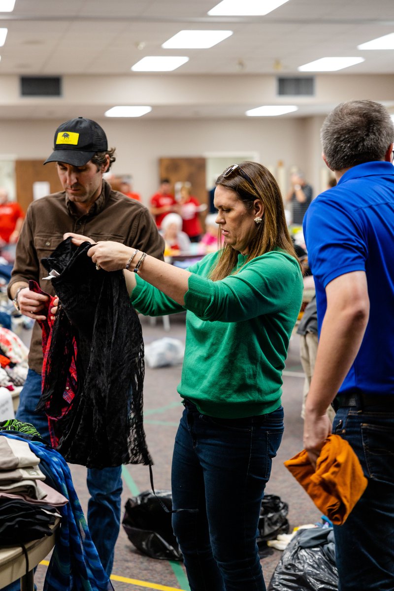 PHOTOS: <a href="/SarahHuckabee/">Sarah Huckabee Sanders</a> out volunteering at Jacksonville First Baptist Church where community members are helping those impacted by Friday's tornado. #ARnews #arpx #arwx
