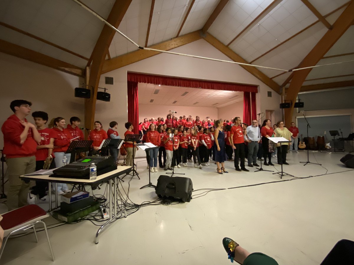 Très belle prestation, pour cette 5ème édition du Festival «Chœurs en Eure» réunissant des musiciens-choristes de 5 établissements, sous les applaudissements d’un public enthousiaste. Une 1ère partie réalisée avec brio par les élèves CHAM du <a href="/CLGAnquetin/">Collège Louis Anquetin</a>. Bravo à tous 👏🏻👏🏻#PEAC