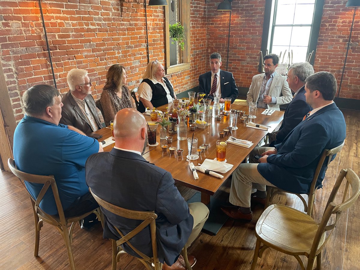 I enjoyed meeting with municipal mayors in Weakley County today. Thank you to @jakewcmayor for putting this event together & thank you to @BlakeStoker5 for hosting us.

I appreciate talking to each of you about how we can work together to ensure our community continues to thrive.
