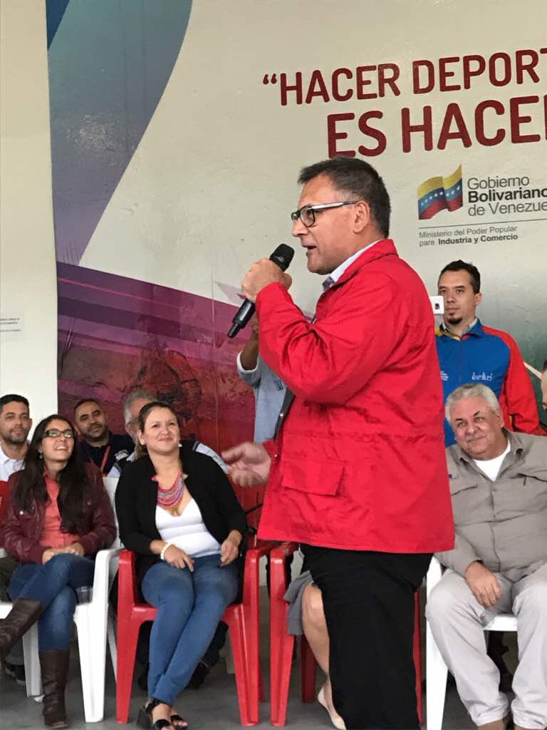 Venez00lana's tweet photo. Pdte .@NicolasMaduro el camarada @JAriasPalacio es ejemplo de honestidad, un obrero que sabe lo que se debe hacer y decir para reivindicar a la clase trabajadora de Guayana. Traigalo y póngalo al frente de la @CVG_Oficial #SemanaMayorEnAmor https://t.co/5T9ViSIM5Y