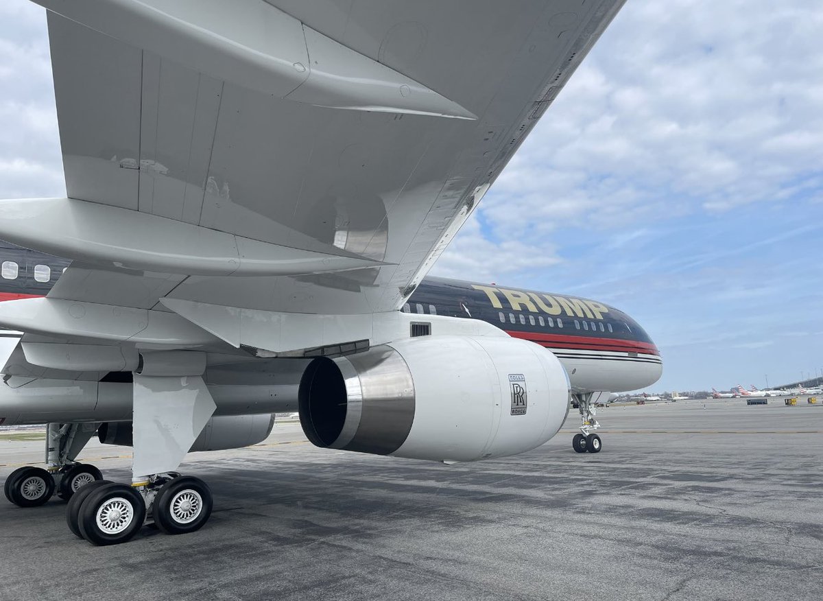 migralegalusa's tweet photo. #ULTIMAHORA 🇺🇸EEUU Donald Trump se prepara para regresar a su residencia en MaraLago Florida, donde esta noche 8:00PM emitirá un discurso, el expresidente de declaró inocente de 34 cargos en su contra #MAGA https://t.co/vhOGdgAn0q