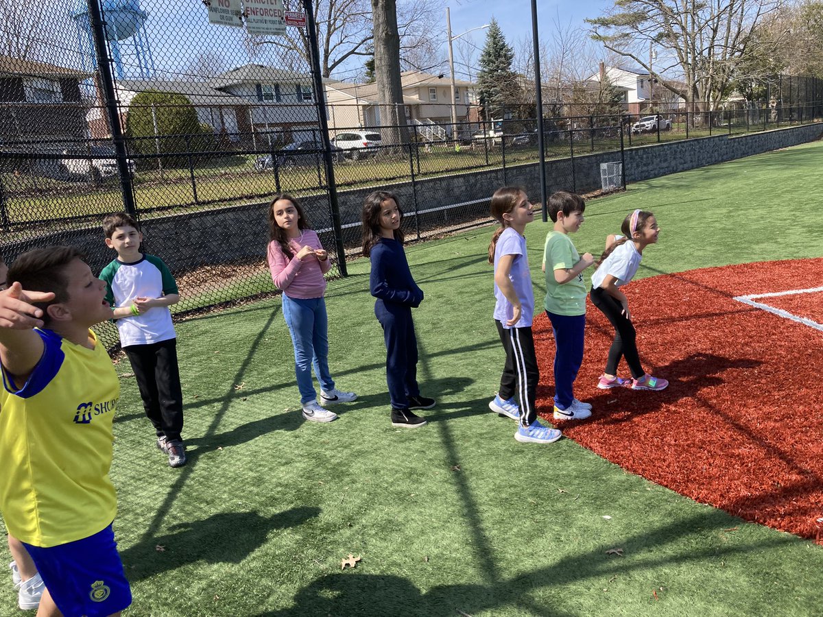 3MiuWSS's tweet photo. Nothing better than a hard-earned kickball game on a beautiful spring day! 🌸🌷☀️@wsselementary https://t.co/tpQybLjrQg