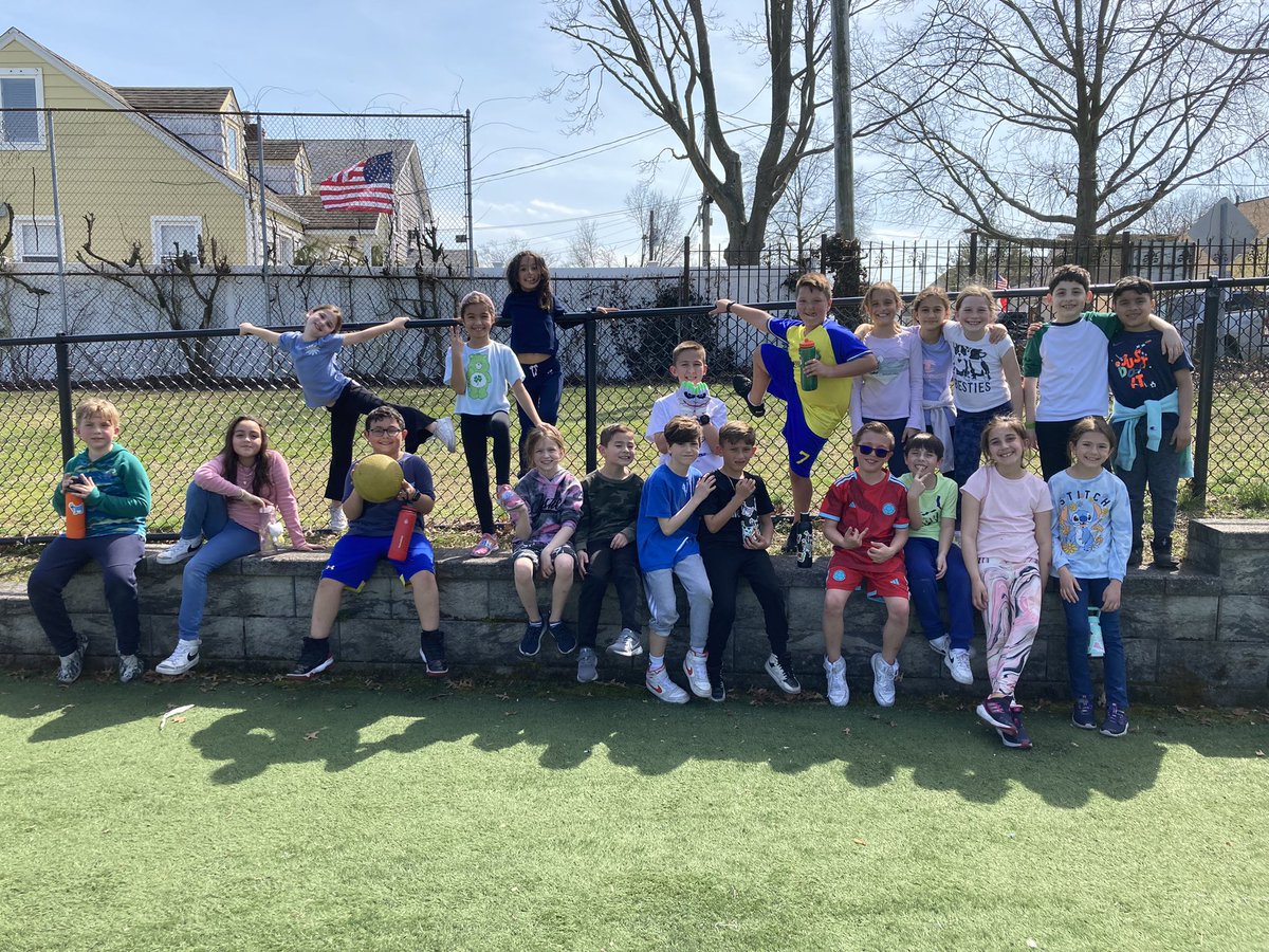 3MiuWSS's tweet photo. Nothing better than a hard-earned kickball game on a beautiful spring day! 🌸🌷☀️@wsselementary https://t.co/tpQybLjrQg