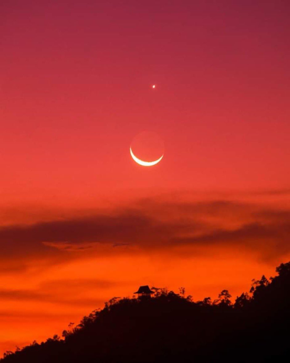 luna y venus con un atardecer