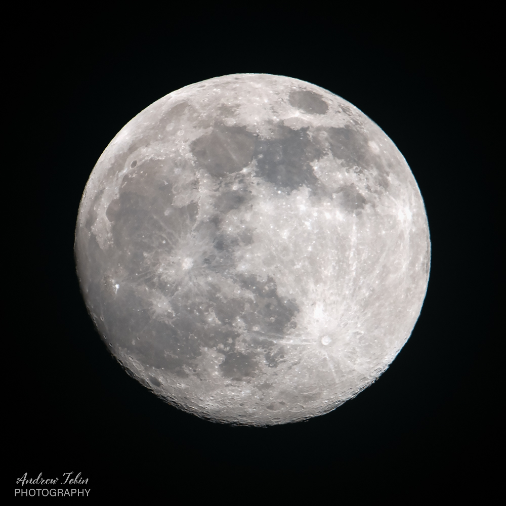Managed to capture tonight's moon, apparently its in the Waxing Gibbous phase, so much detail visible. captured using Nikon D810 @ 600mm.
#moon #Scotland #skyatnight #crater #Aberdeen