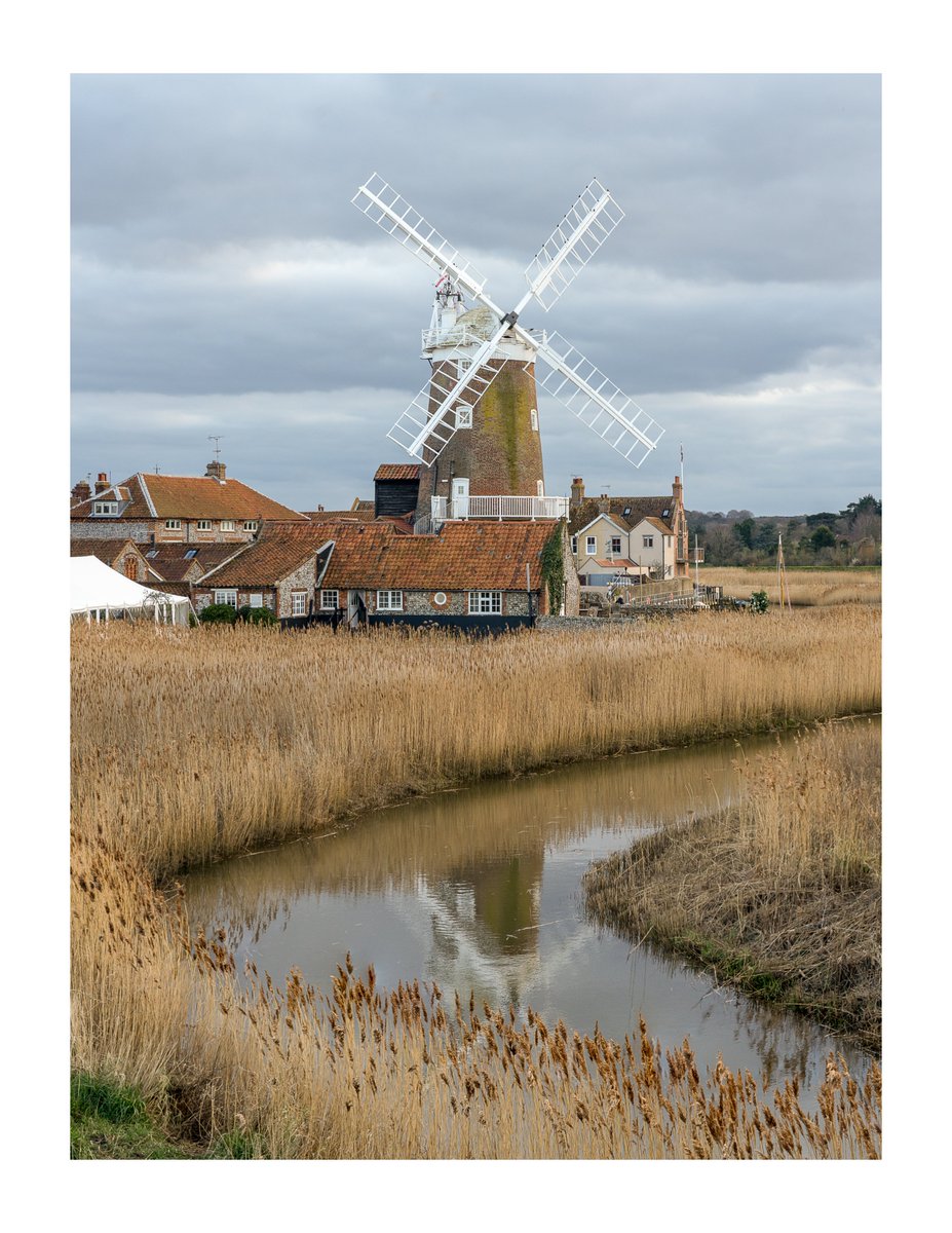 Minch30's tweet photo. Cley Windmill, after a very long day exploring Norfolk the other weekend #cleywindmill #norfolk @SonyUK https://t.co/Bs6wTQ0mvN