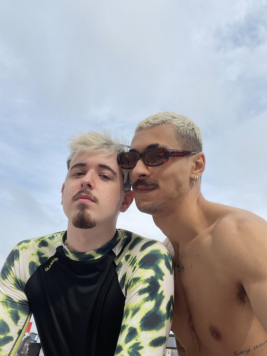 bbcarli_'s tweet photo. fiquei sabendo da existência do Ro em 2014 pois ele era web amigo de uma das minhas bffs da escola, eu com 18 e ele com 14 kk nos seguimos só em 2018, onde eu vivia dando ideia nele e ele só visualizava 🤡 em 2022 ele resolveu me dar bola, fomos de date e hj ele é meu tinho 🤍🐒 https://t.co/kVcS1MHkhQ