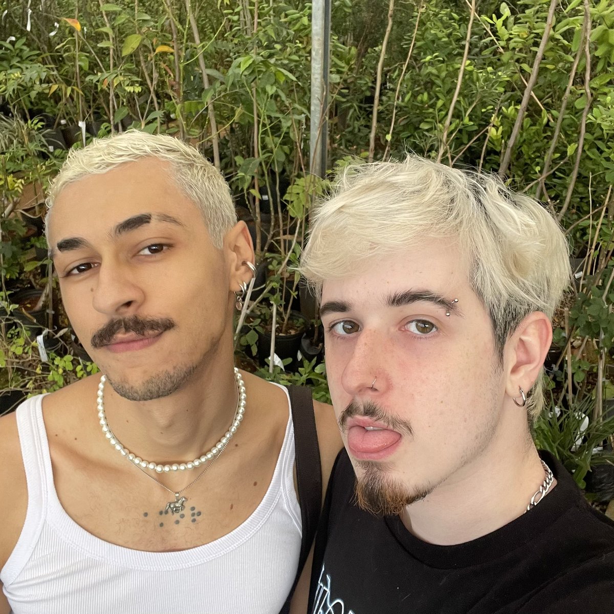 bbcarli_'s tweet photo. fiquei sabendo da existência do Ro em 2014 pois ele era web amigo de uma das minhas bffs da escola, eu com 18 e ele com 14 kk nos seguimos só em 2018, onde eu vivia dando ideia nele e ele só visualizava 🤡 em 2022 ele resolveu me dar bola, fomos de date e hj ele é meu tinho 🤍🐒 https://t.co/kVcS1MHkhQ