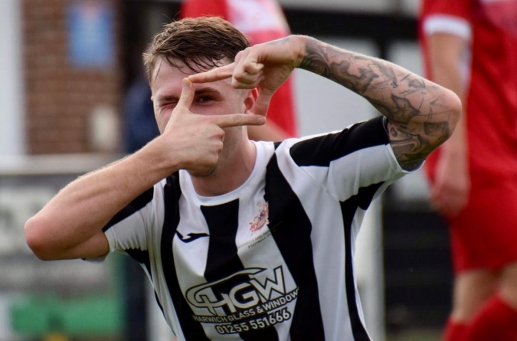 HPFChistory's tweet photo. 👏 Joe Knight became only the 4th @OfficialHarwich player of the 21st Century to score 30 goals in a season tonight. The others:
⚽️ @Mattcarmichael9 - 36 (03/04)
⚽️ Robbie Marks - 31 (11/12)
⚽️ @jordanheath123 - 30 (13/14)
🦐 #HPFC #ClosingIn https://t.co/3XxDKYkFJl