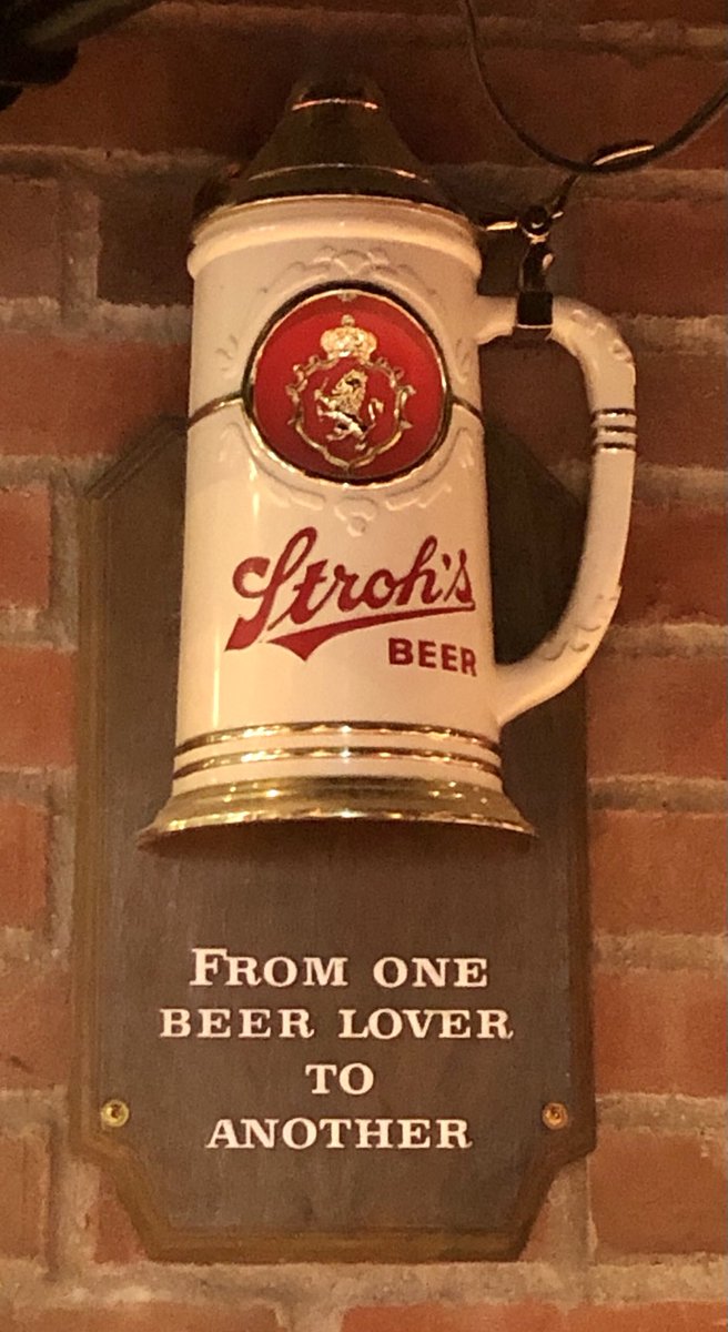 LoveDetroit1's tweet photo. From one beer lover to another, Stroh’s! Have to love the decorating at Buddy’s! @buddyspizza @EaterDetroit @drinkdetroit @DetroitBus #pizza #Strohs #beer #Detroit https://t.co/35SLnXSfDt