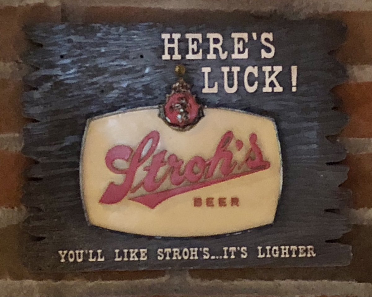LoveDetroit1's tweet photo. From one beer lover to another, Stroh’s! Have to love the decorating at Buddy’s! @buddyspizza @EaterDetroit @drinkdetroit @DetroitBus #pizza #Strohs #beer #Detroit https://t.co/35SLnXSfDt