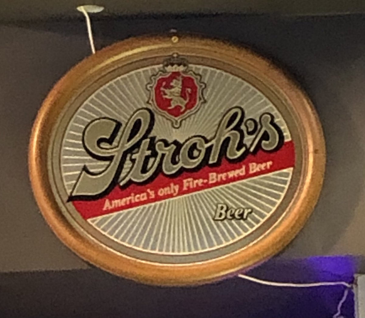 LoveDetroit1's tweet photo. From one beer lover to another, Stroh’s! Have to love the decorating at Buddy’s! @buddyspizza @EaterDetroit @drinkdetroit @DetroitBus #pizza #Strohs #beer #Detroit https://t.co/35SLnXSfDt